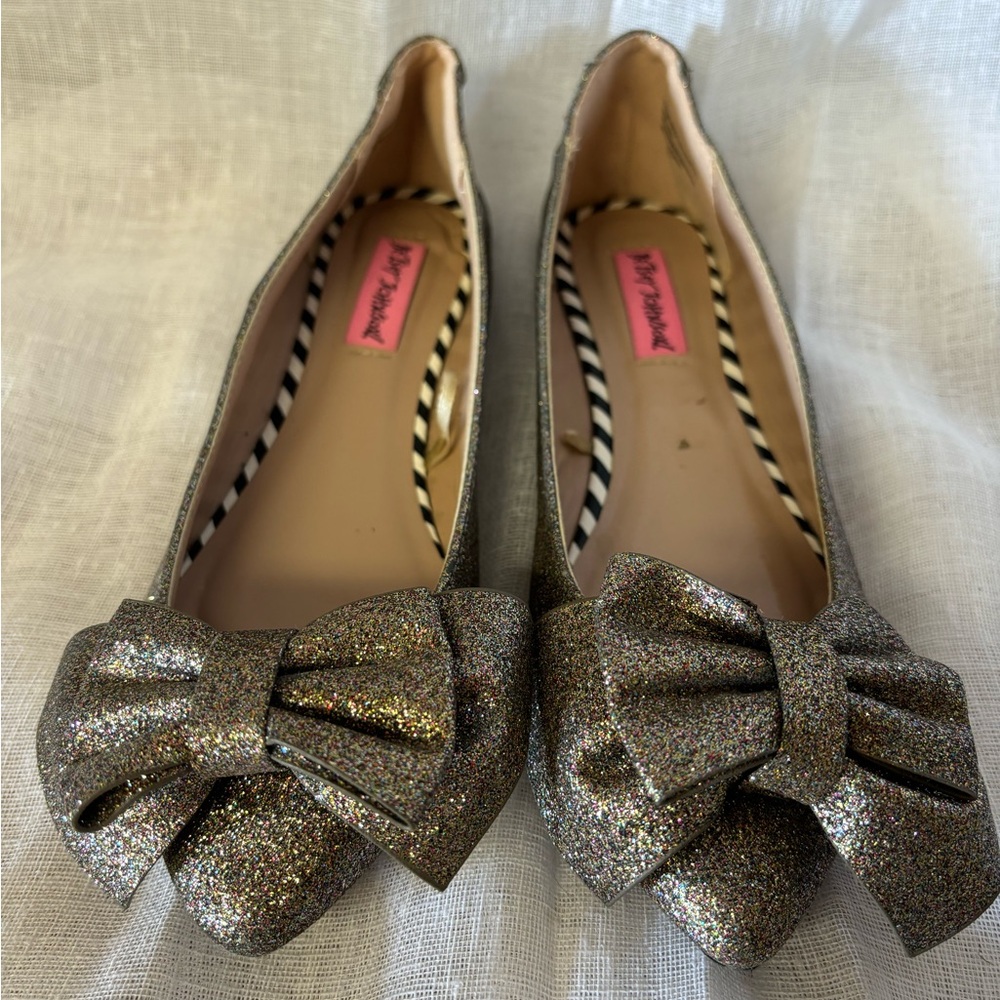 Betsey Johnson Razzle Rainbow Sparkle pointed toe ballet flats with bow SZ 6.5